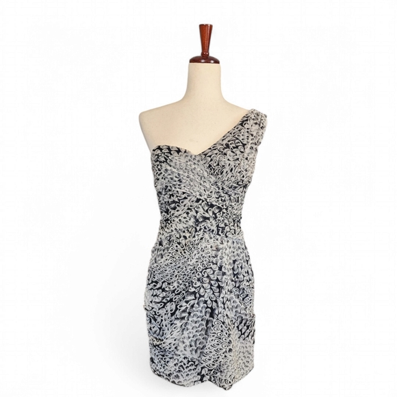 Maxandcleo Elegant Black and cream One-Shoulder Dress, size 4 - Picture 1 of 13
